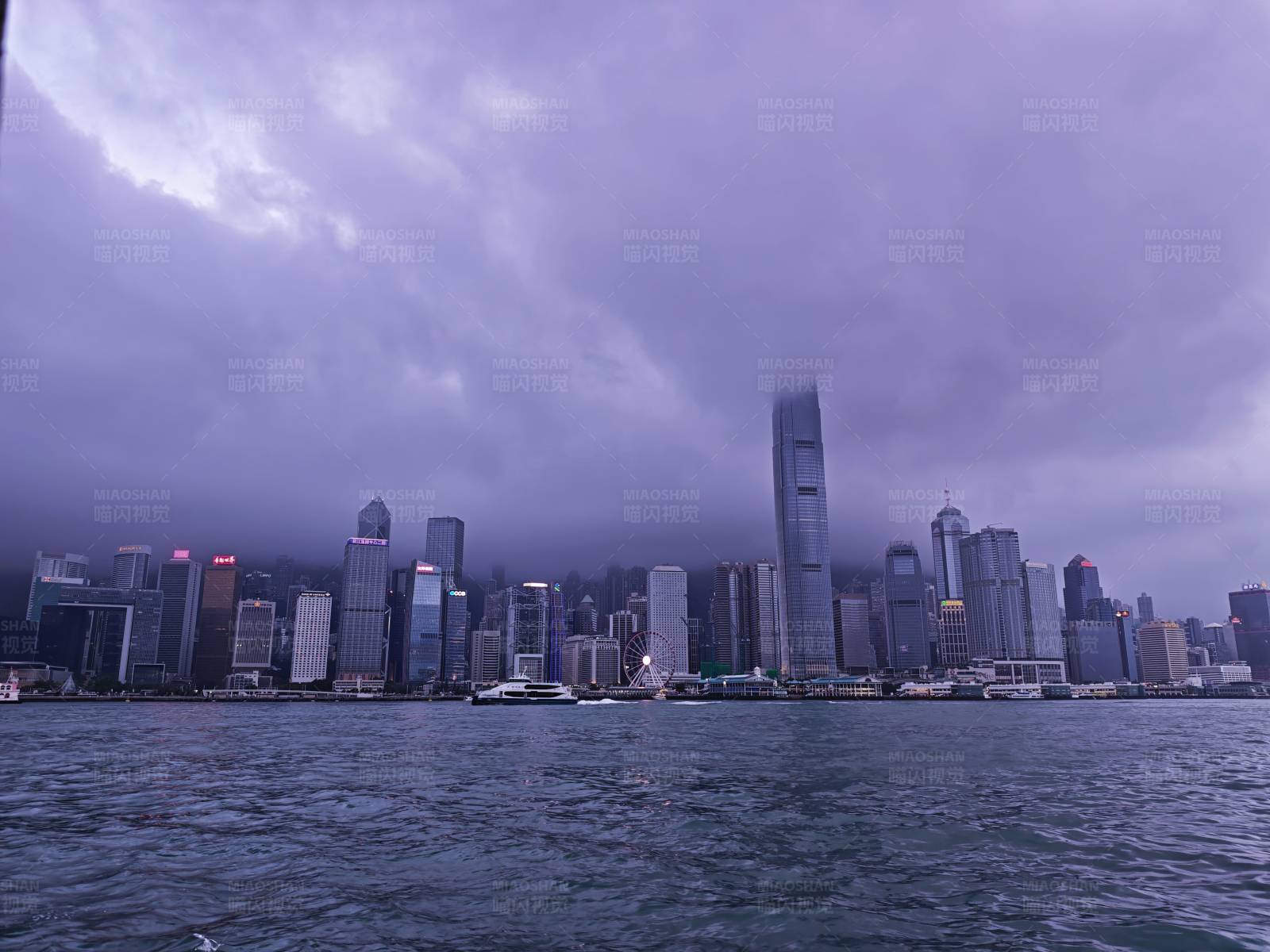 香港维港风雨天图片