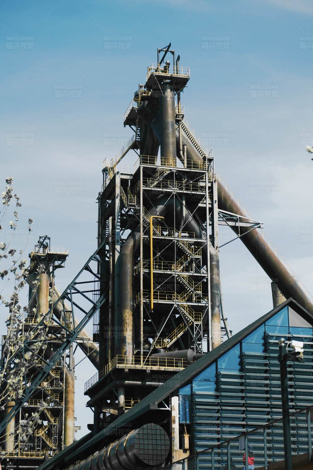 工业烟囱与蓝天图片