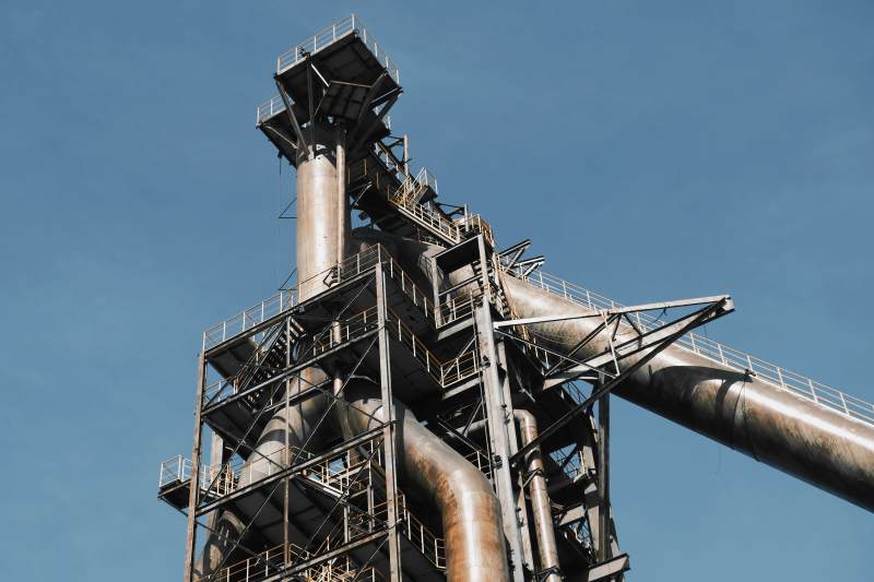 工业烟囱与蓝天图片