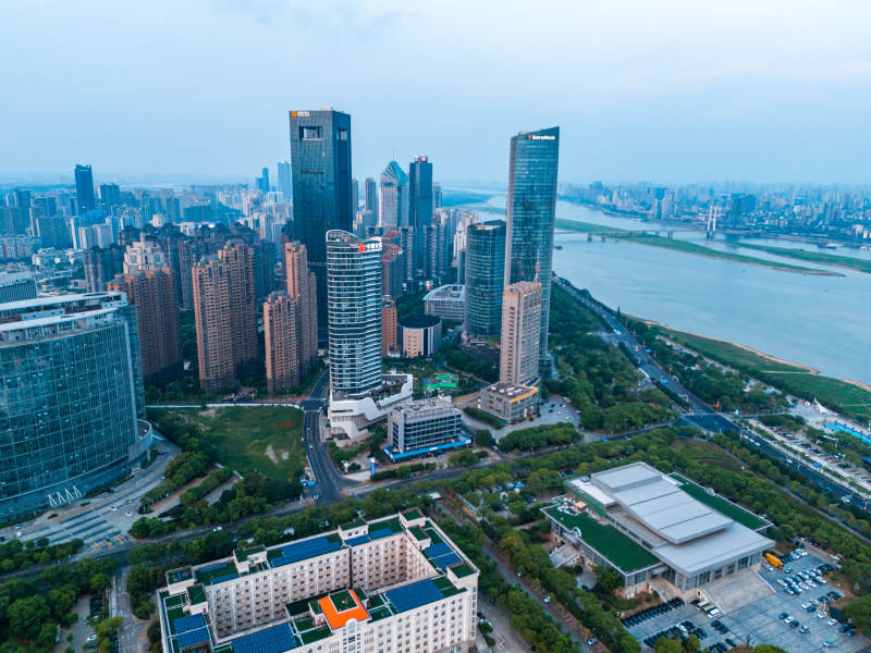 城市天际线与江景图片