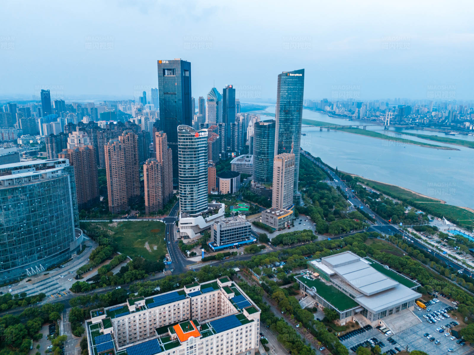 城市天际线与江景图片