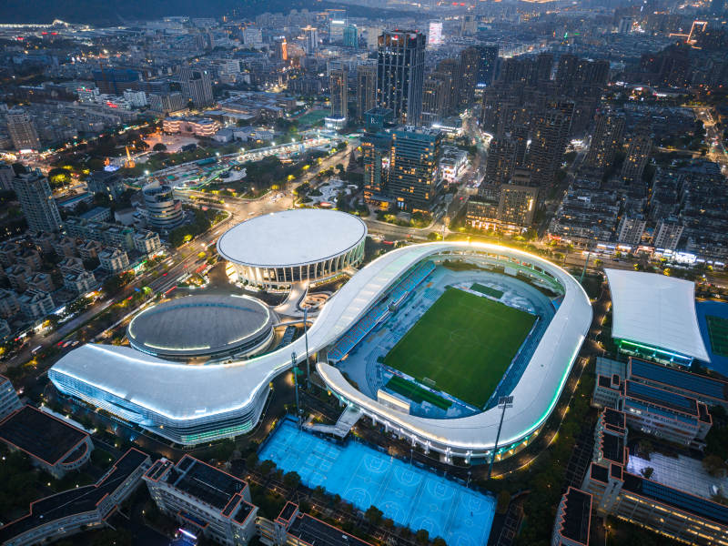 城市夜景中的体育场馆图片