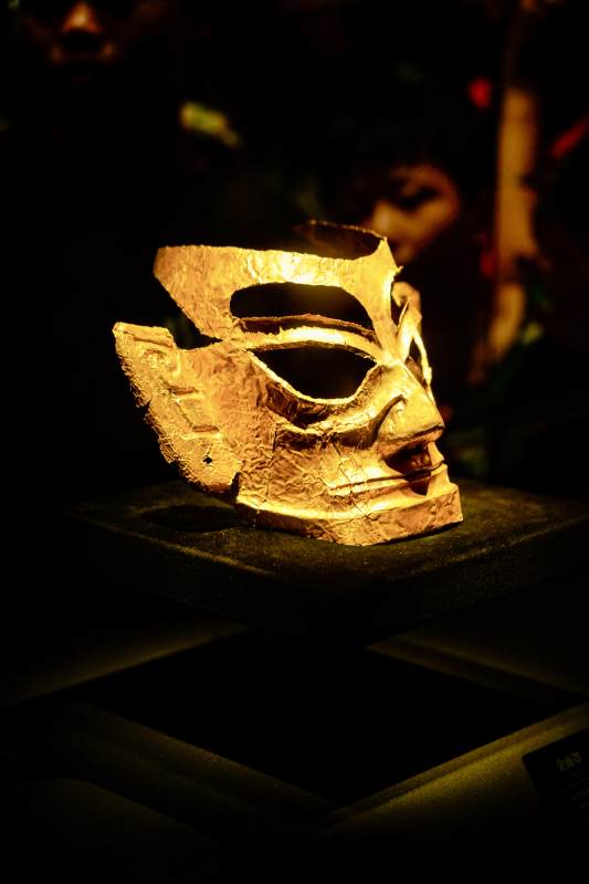 三星堆黄金面具的神秘光辉图片