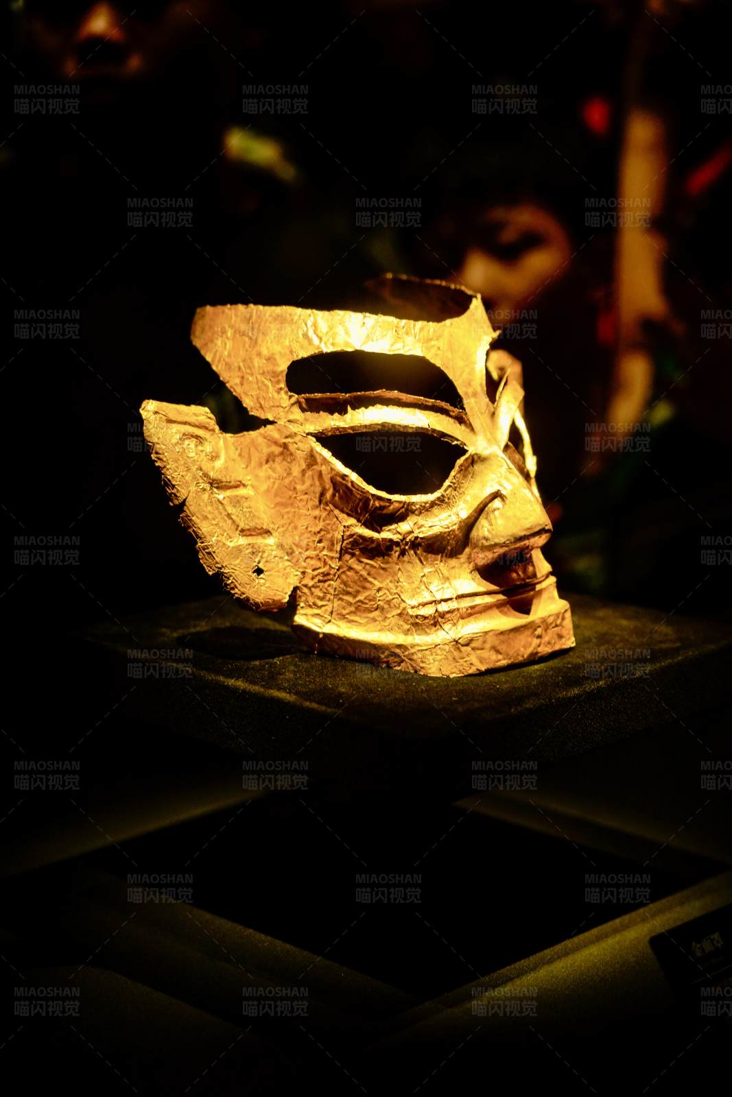 三星堆黄金面具的神秘光辉图片