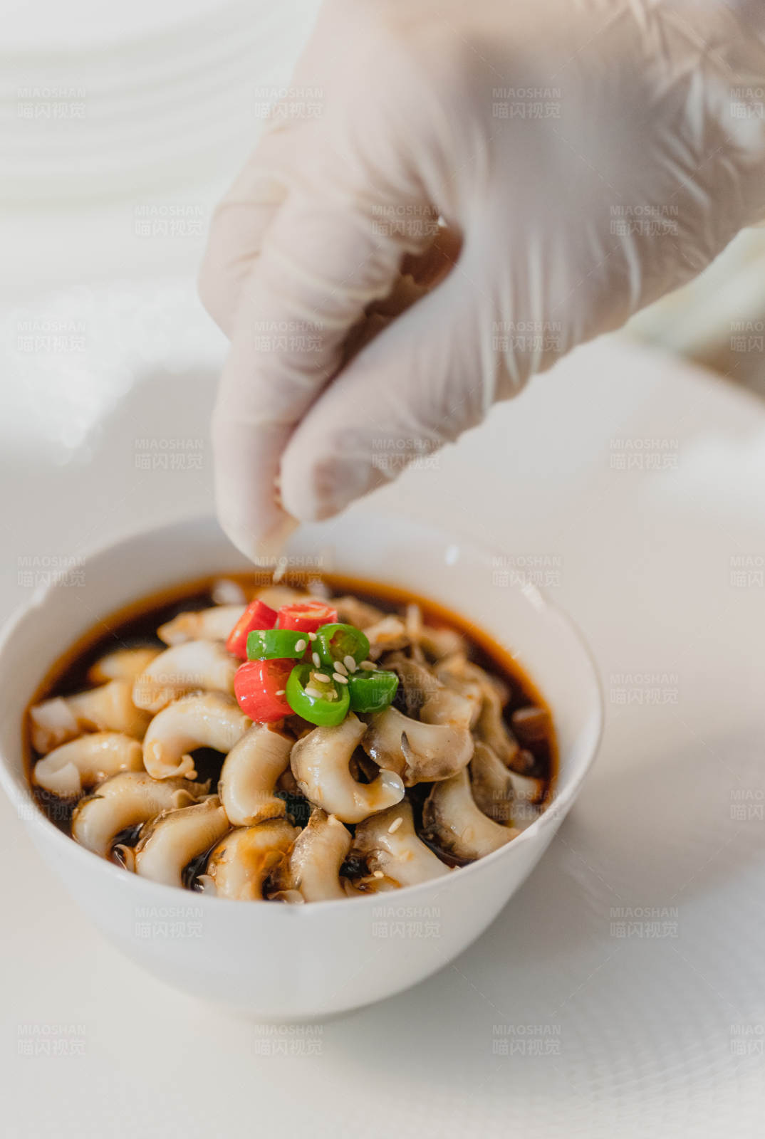 手套点缀美味鱿鱼碗图片