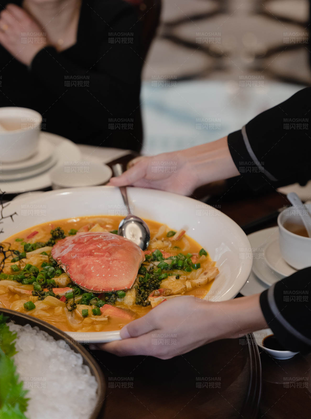 服务员端上美味咖喱饭图片