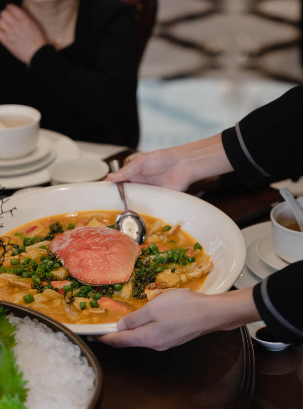 服务员端上美味咖喱饭图片