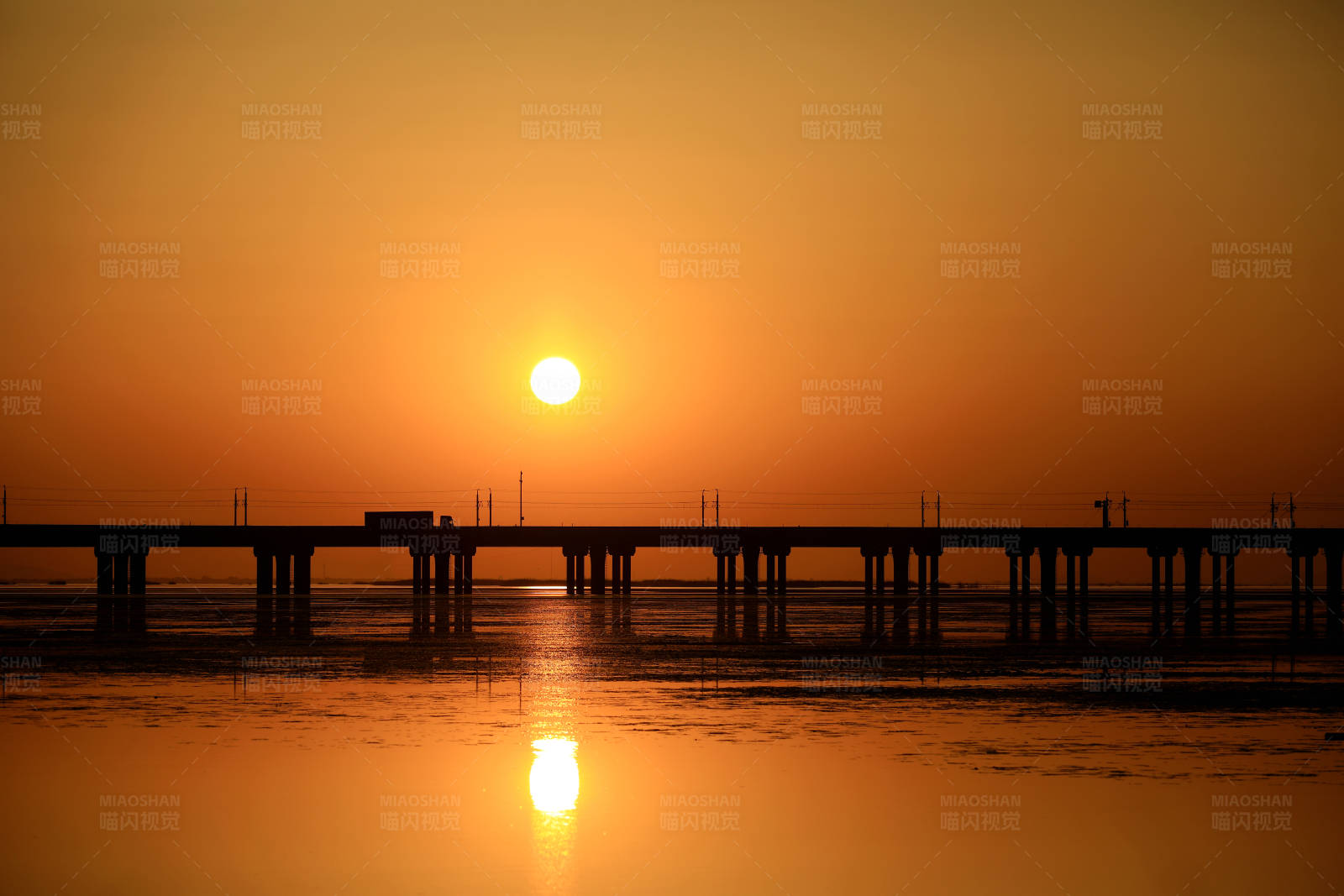 南京石臼湖特大桥夕阳剪影图片