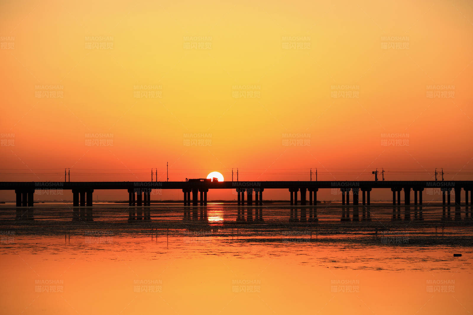 南京石臼湖特大桥夕阳剪影图片