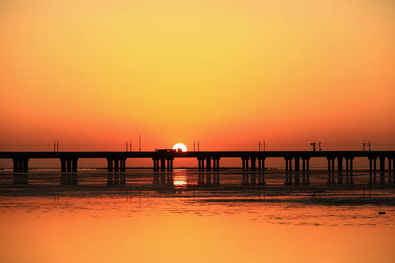 南京石臼湖特大桥夕阳剪影图片