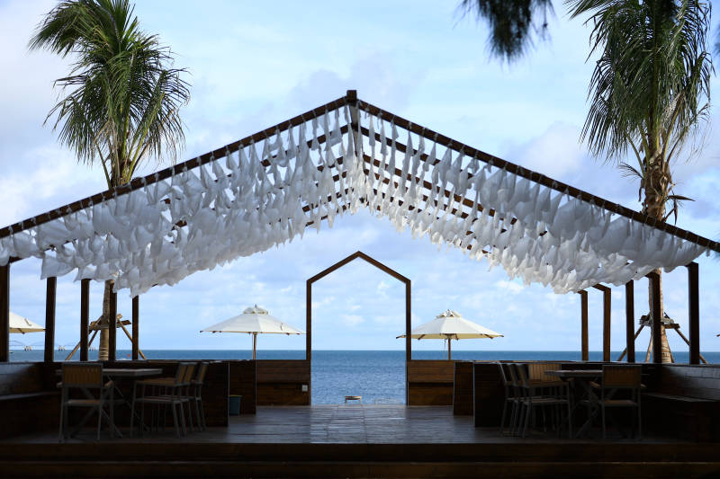 海边白色装饰凉亭图片