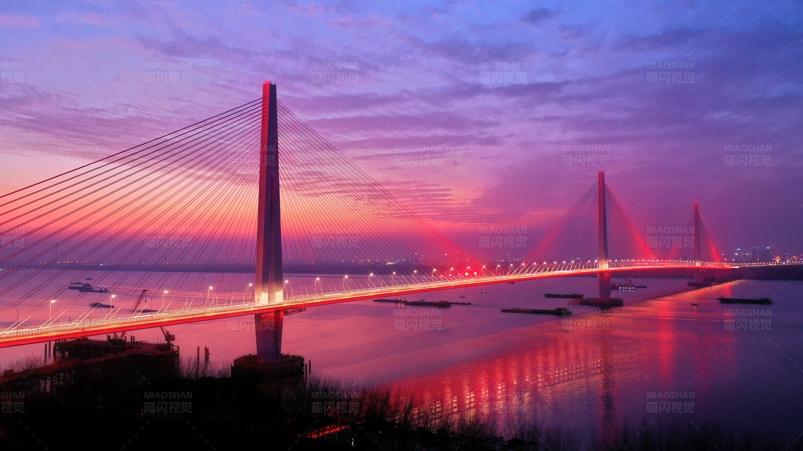 航拍灯光璀璨的南京江心洲长江大桥图片