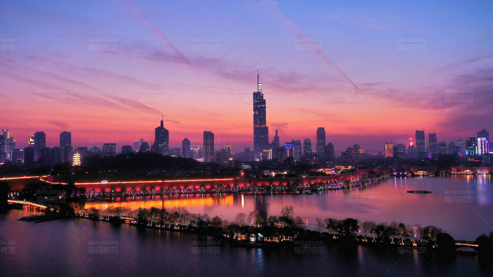 航拍晚霞中的南京玄武湖和紫峰大厦图片