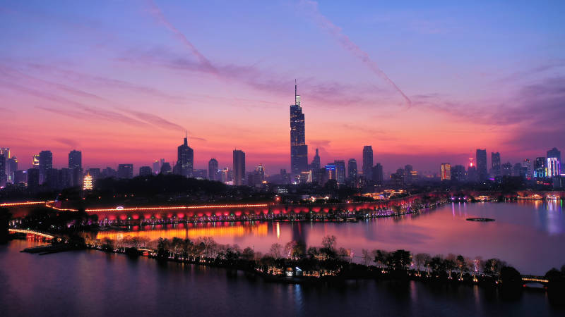 航拍晚霞中的南京玄武湖和紫峰大厦图片