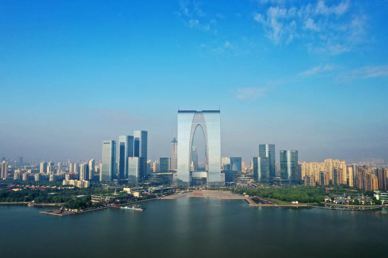 苏州金鸡湖畔的东方之门图片