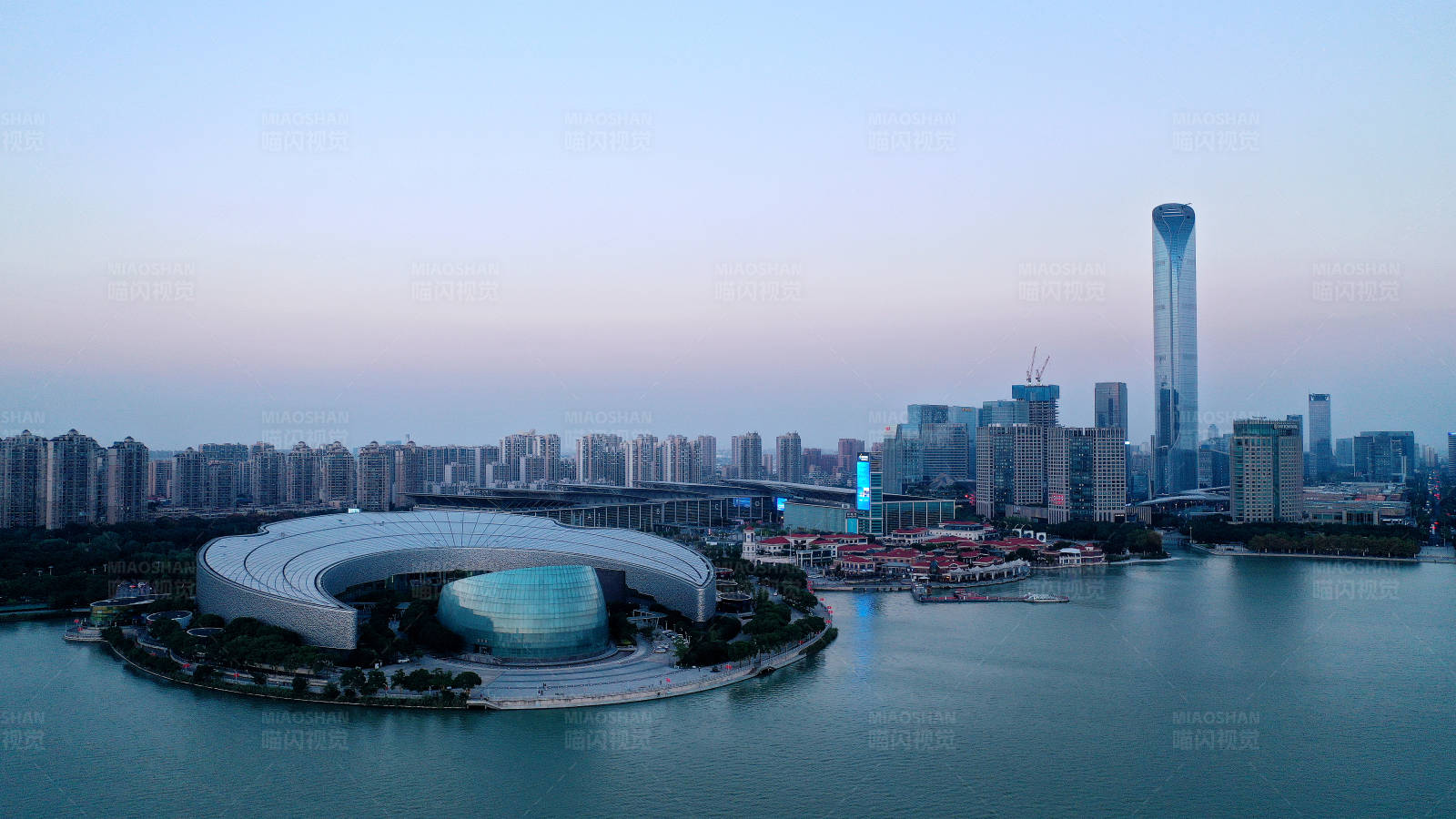 航拍苏州文化艺术中心和苏州金融中心图片