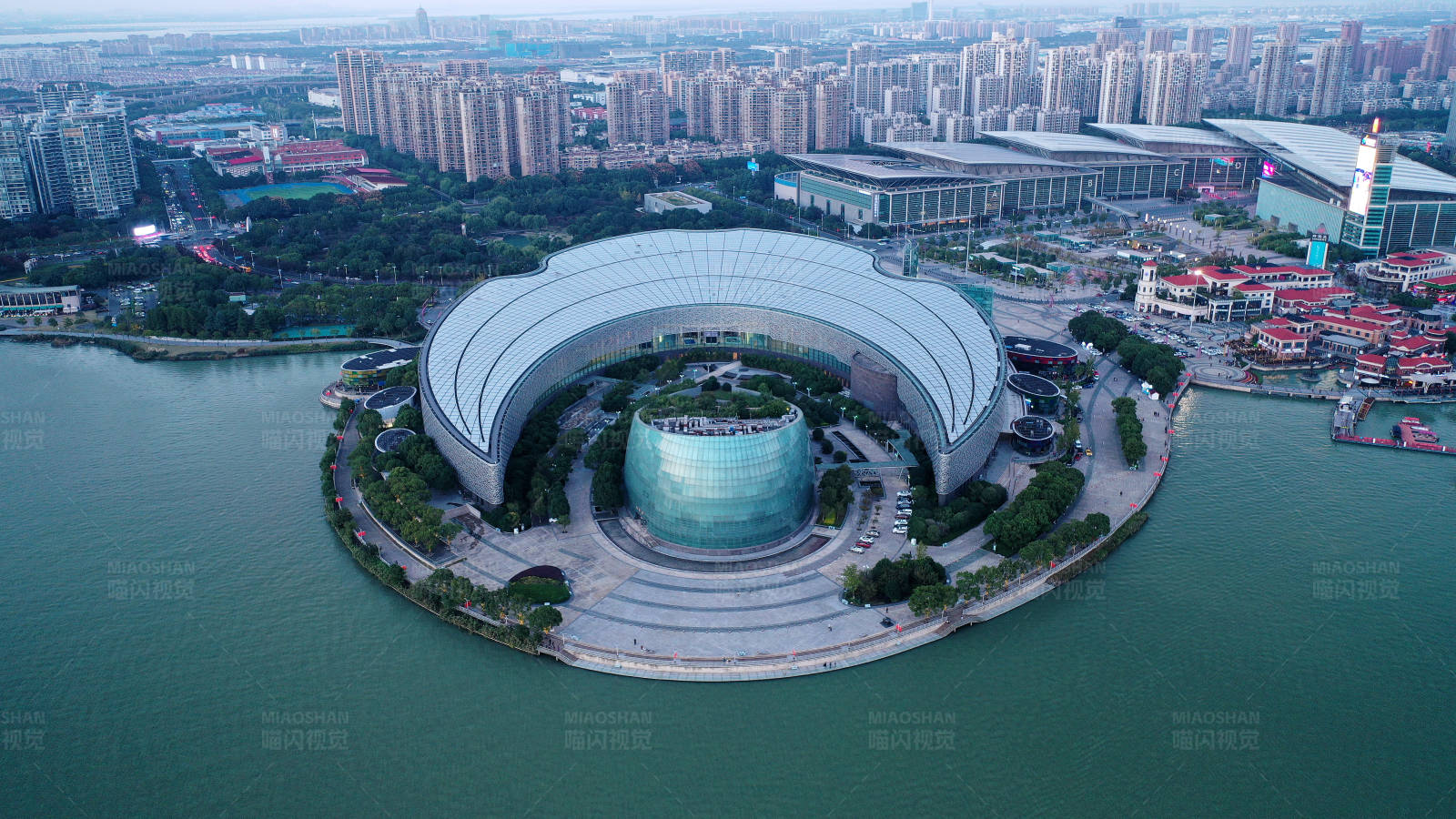 航拍苏州金鸡湖畔苏州文化艺术中心图片