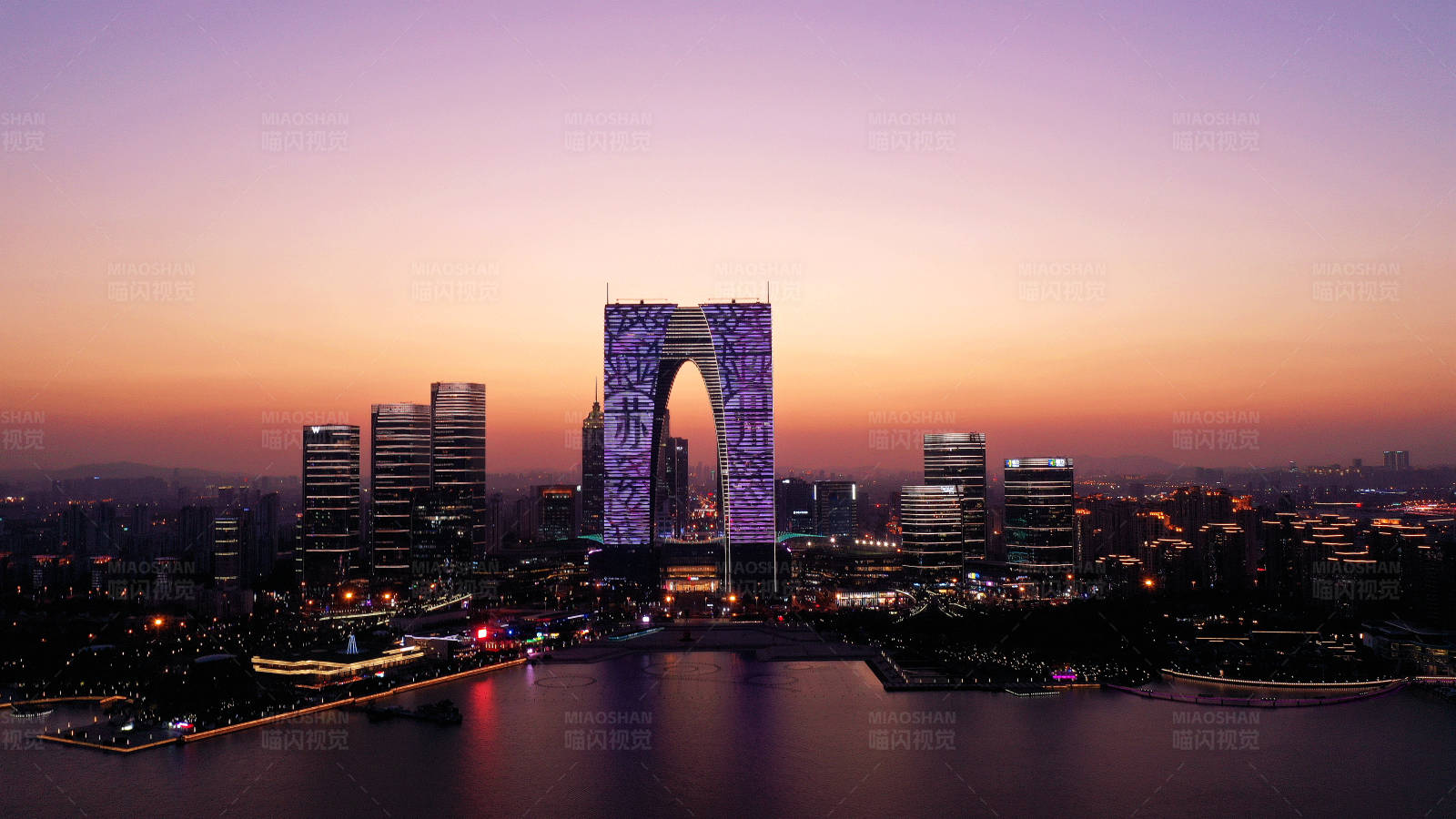 航拍苏州金鸡湖畔东方之门夜景图片