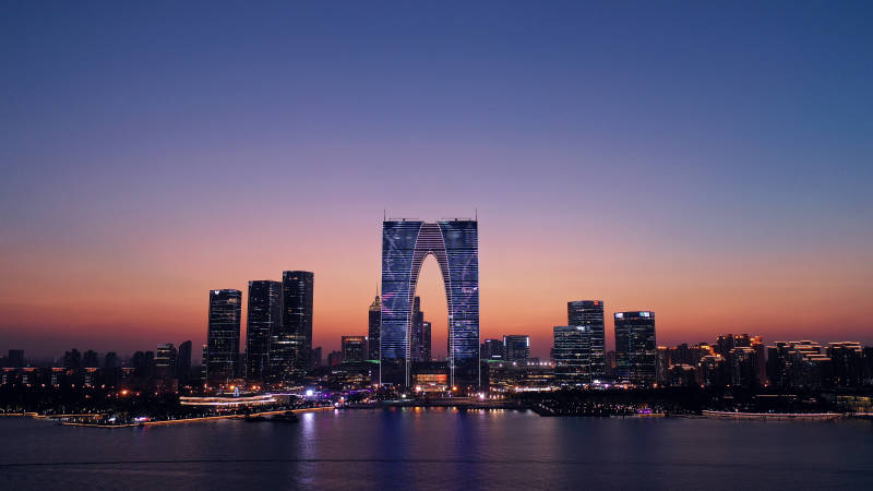 航拍苏州金鸡湖畔东方之门夜景图片