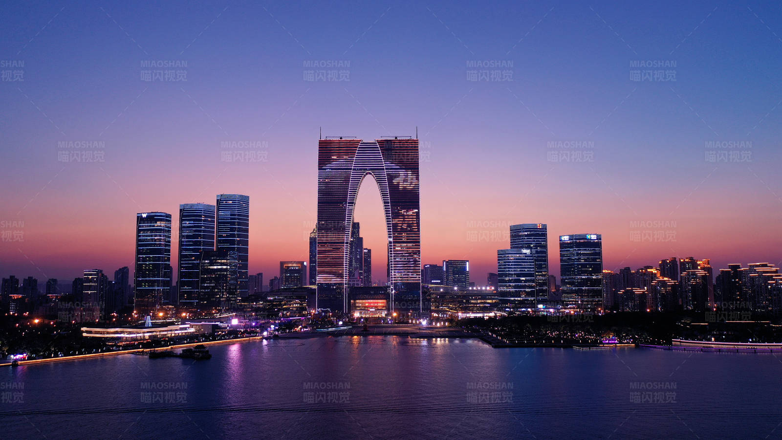 航拍苏州金鸡湖畔东方之门夜景图片