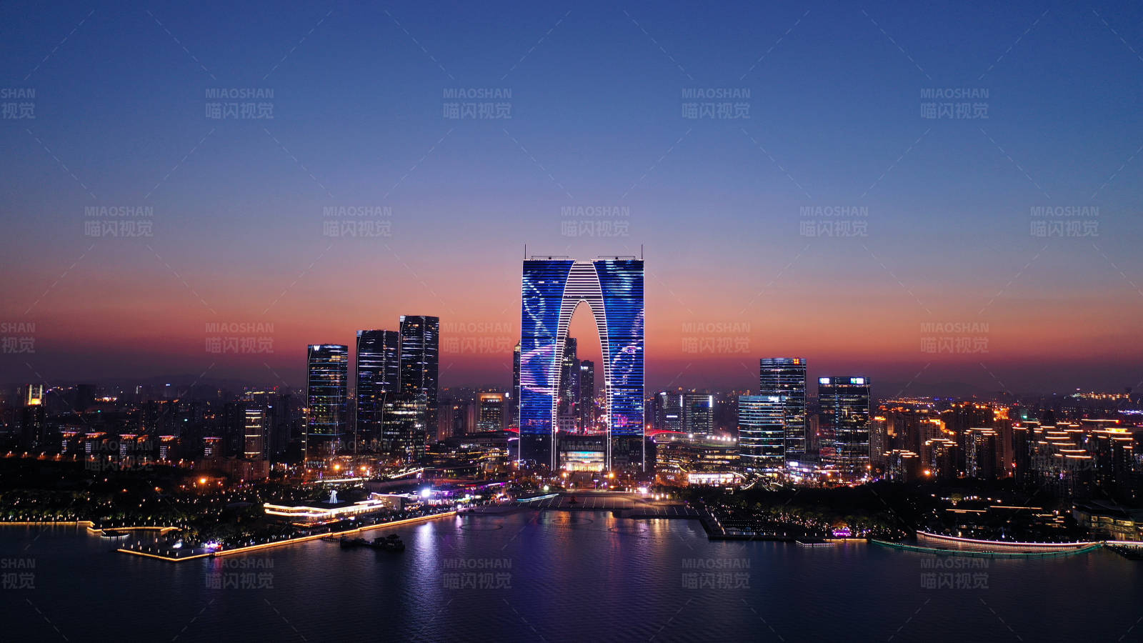 航拍苏州东方之门夜景图片