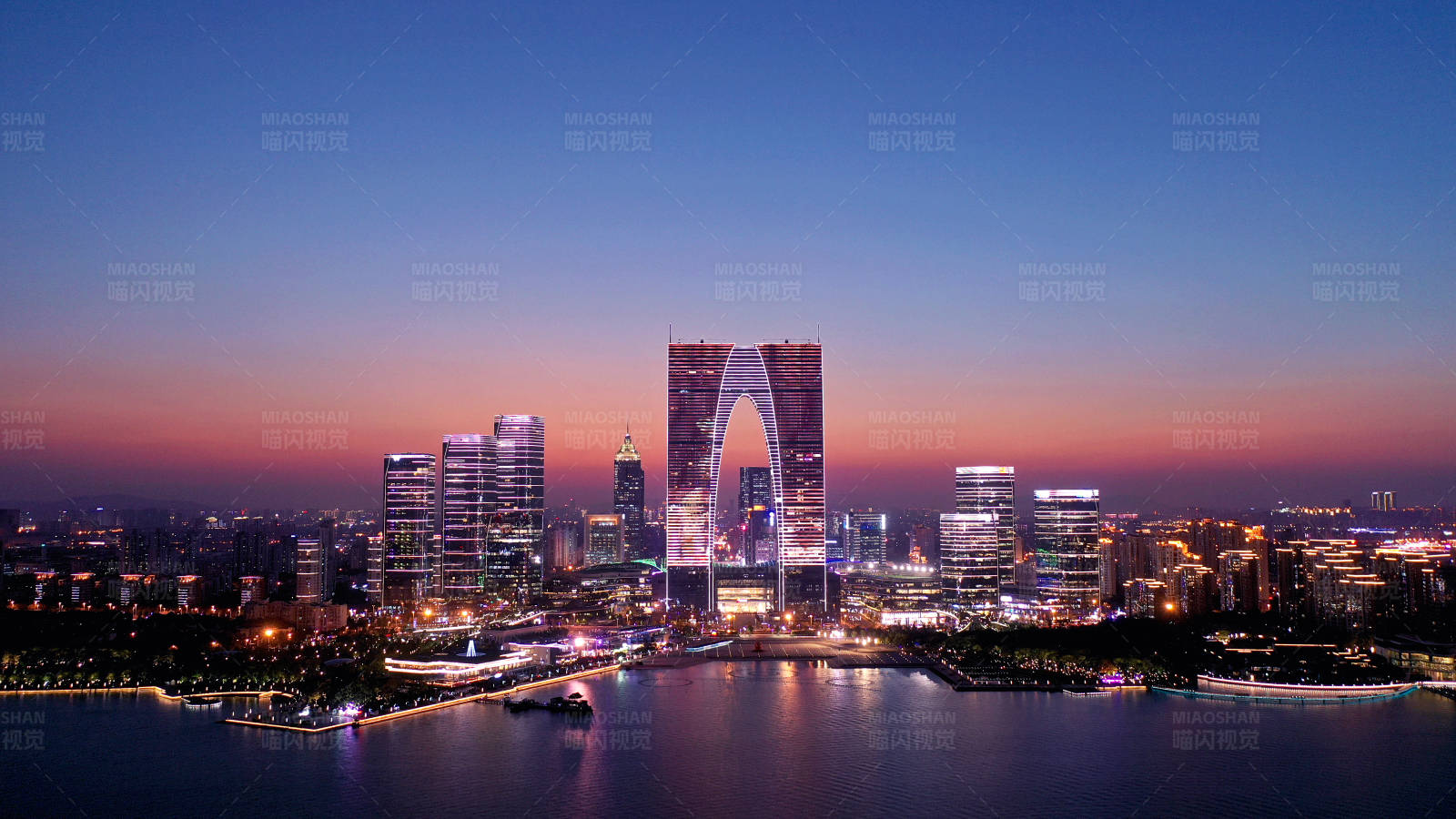 航拍苏州东方之门夜景图片