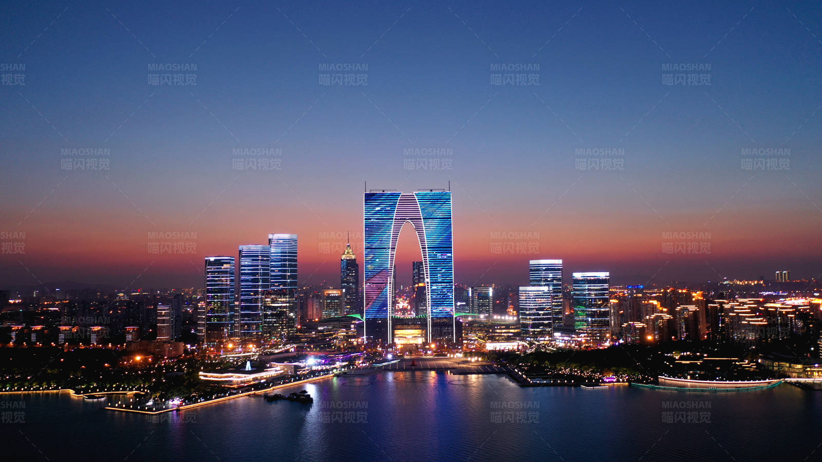 航拍苏州东方之门夜景图片