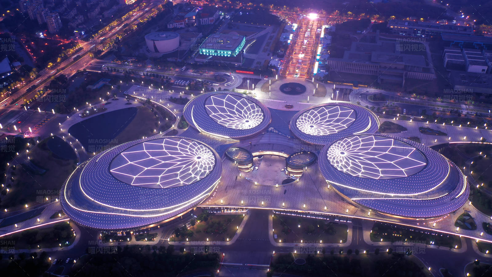 航拍南京夜幕下的未来建筑群图片