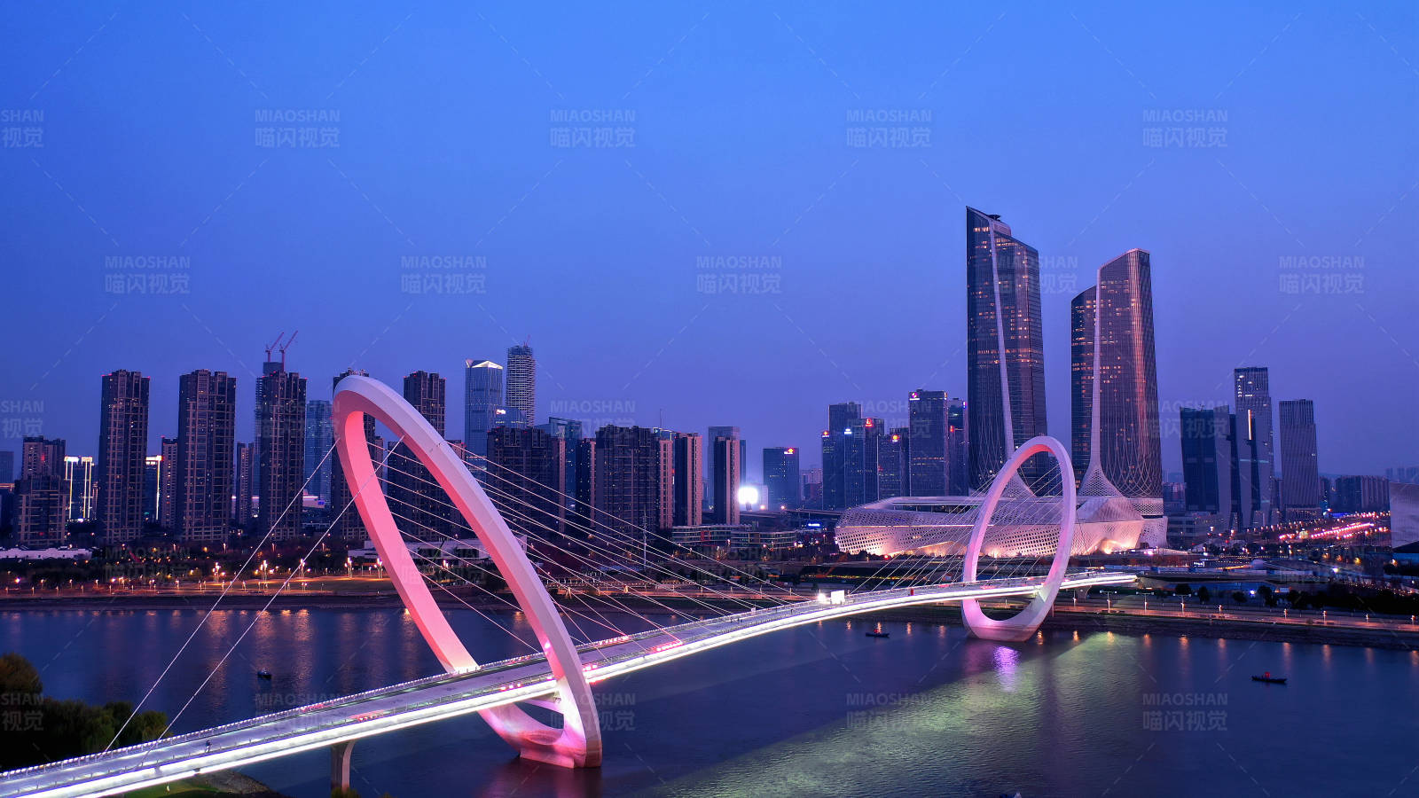 航拍日落后南京眼步行桥和保利大剧院图片