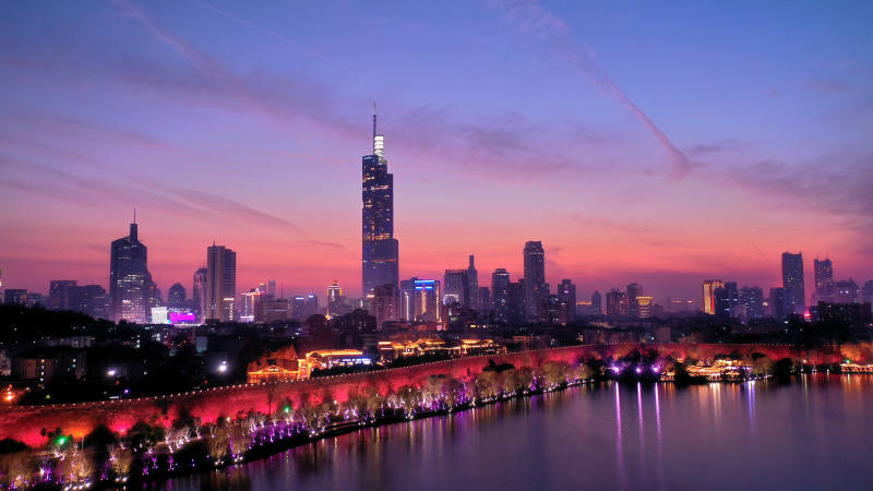 航拍南京玄武湖明城墙紫峰大厦夜景图片