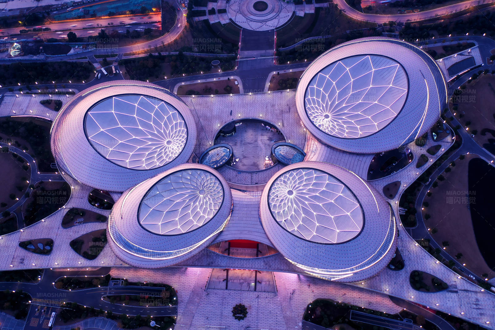 航拍南京城市地标 江苏大剧院图片