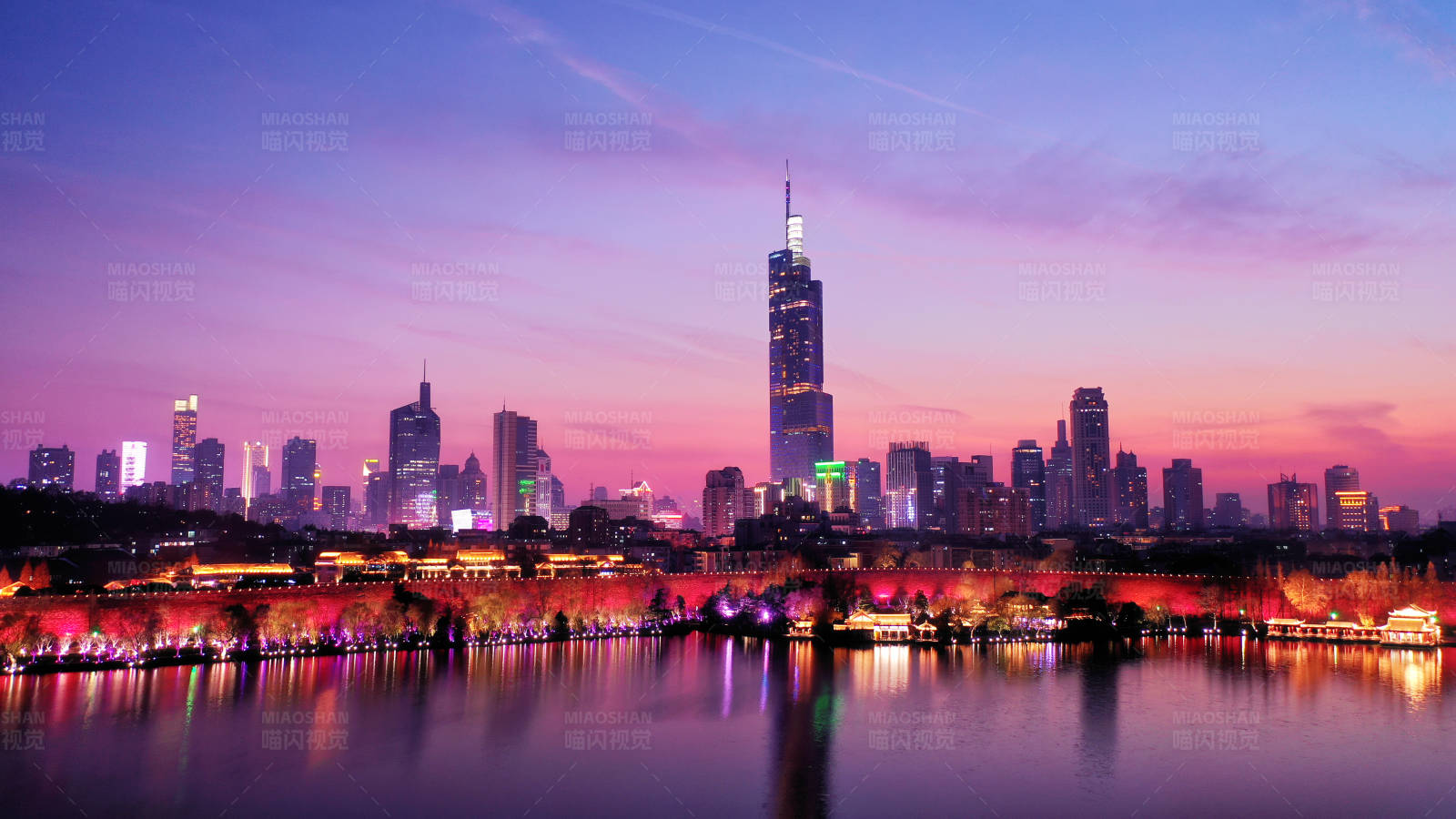 航拍南京玄武湖和紫峰大厦夜景图片
