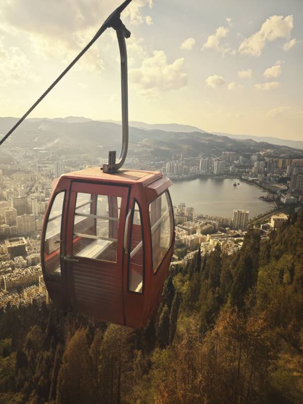 缆车上瞰城市美景图片