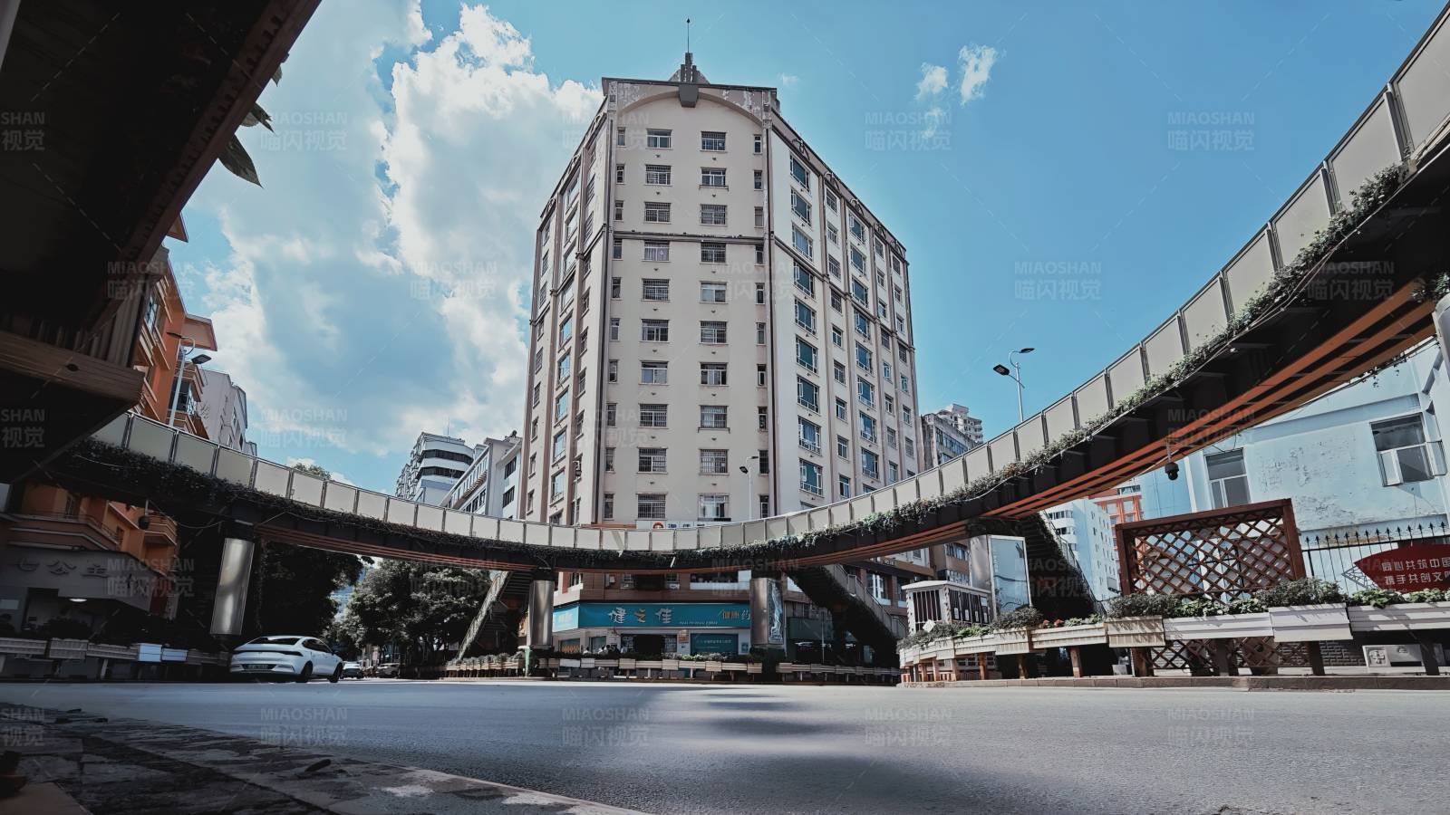 个旧市城市立交桥与高楼图片