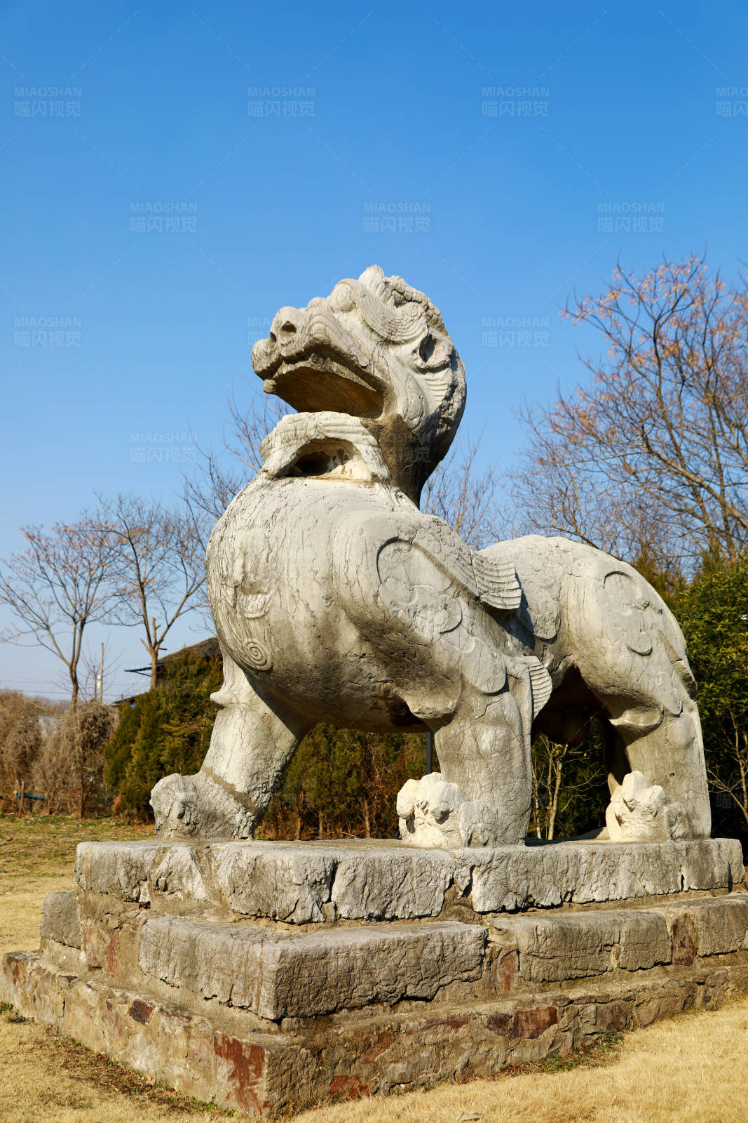 南京永宁陵神道石雕 瑞兽映蓝天图片