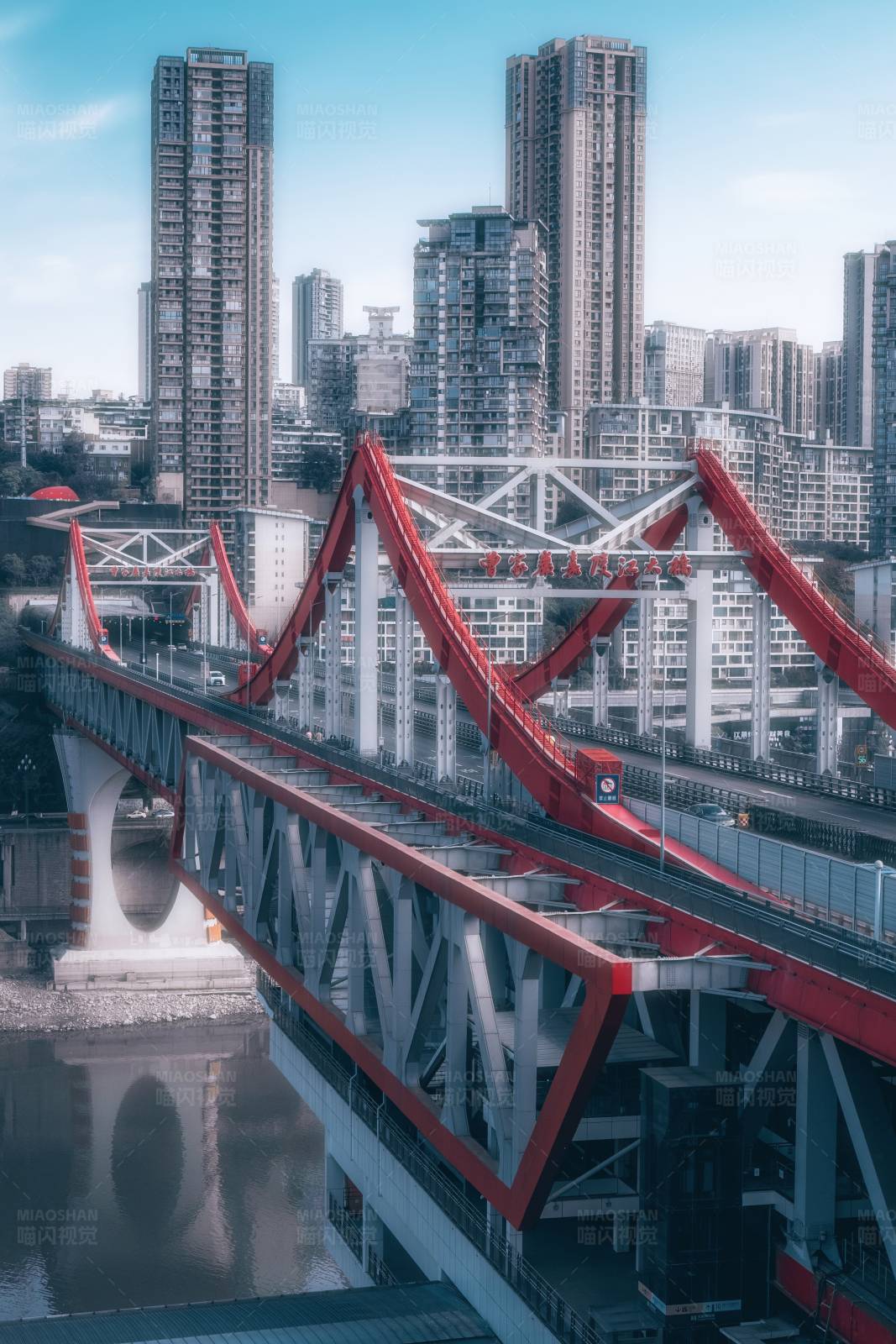 城市桥梁与高楼图片