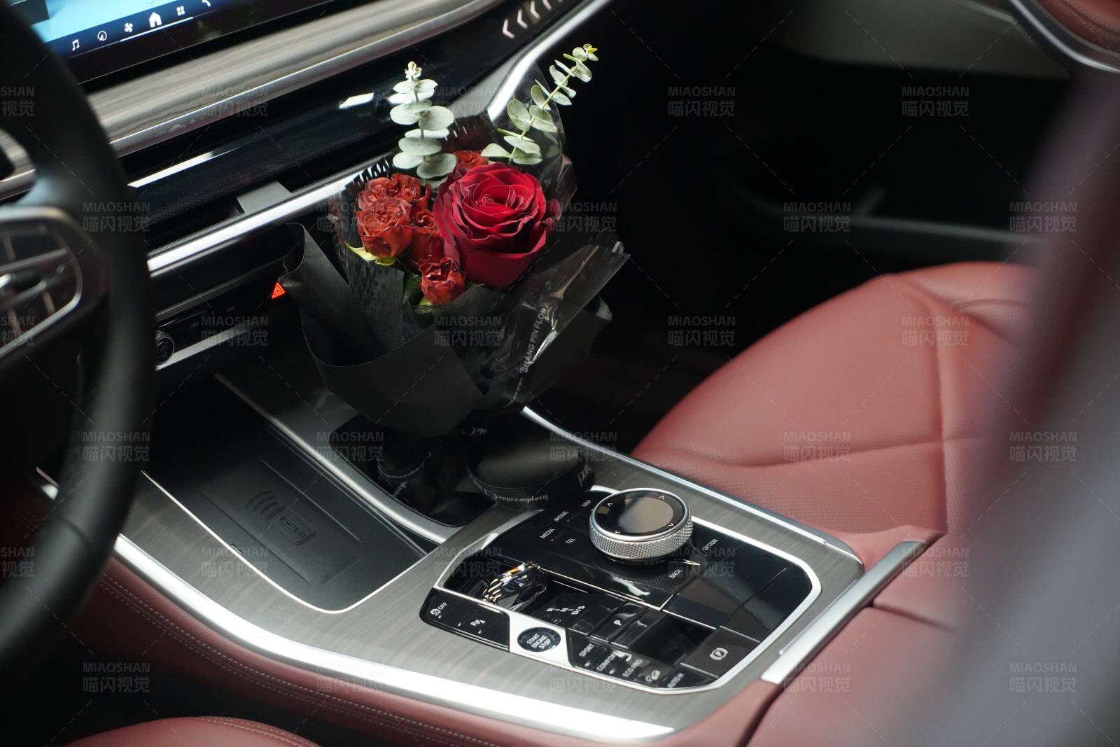 车内玫瑰花束图片