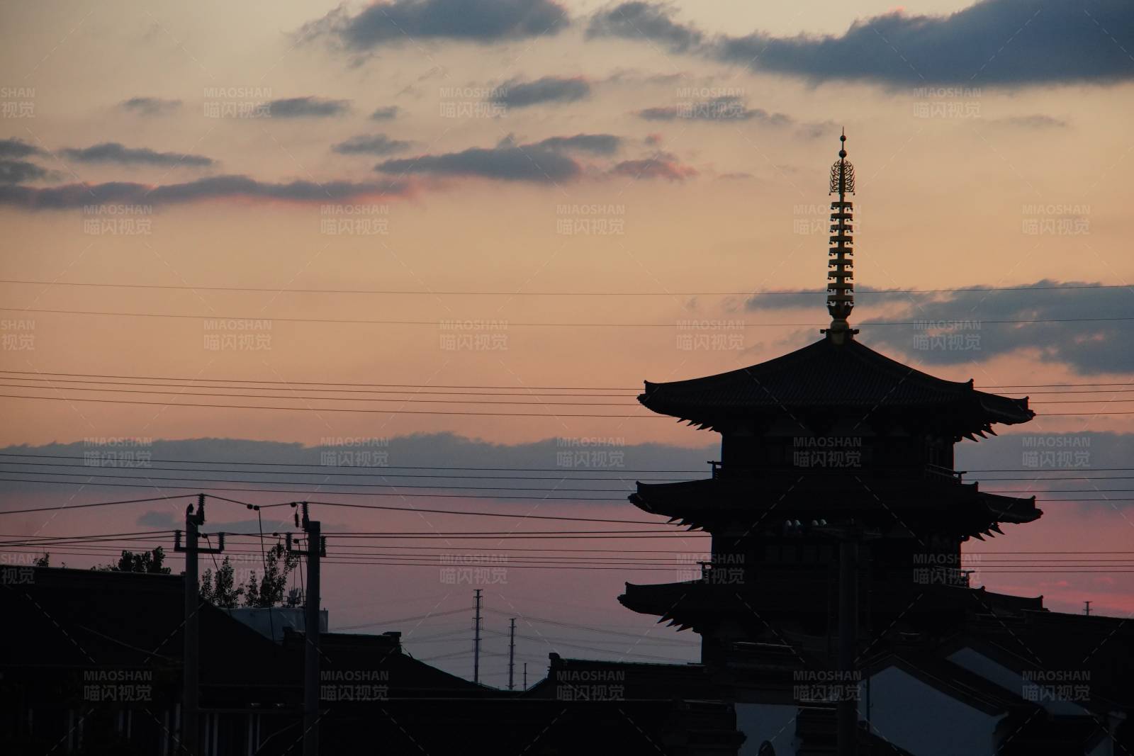 夕阳下的神华寺古塔剪影图片