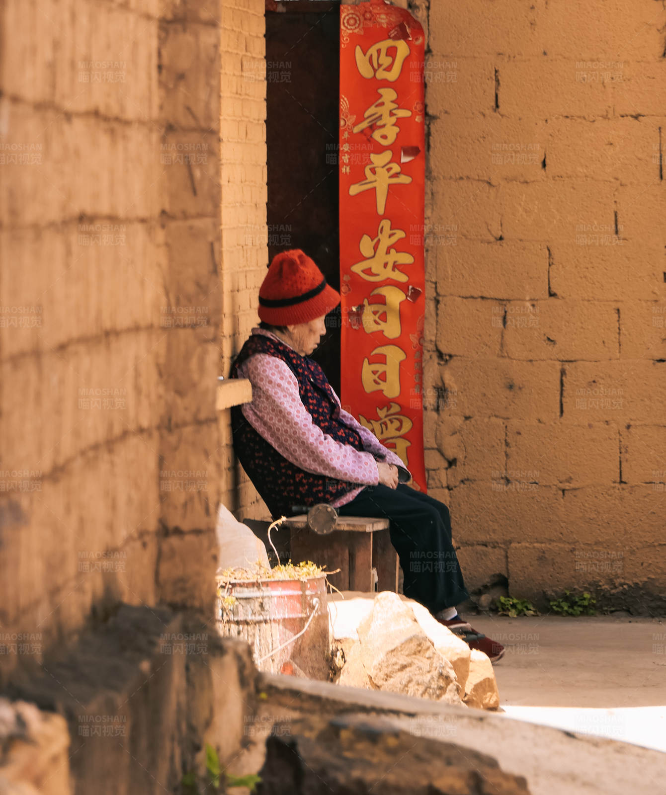 老人静坐门前 阳光洒落图片