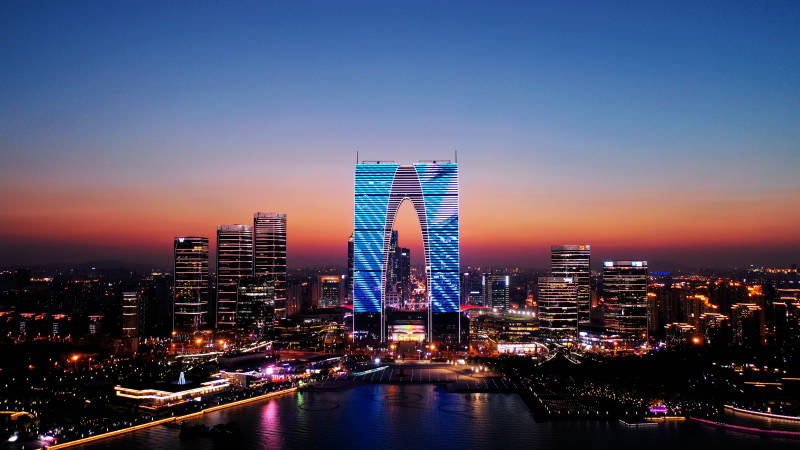 航拍苏州东方之门璀璨夜景图片