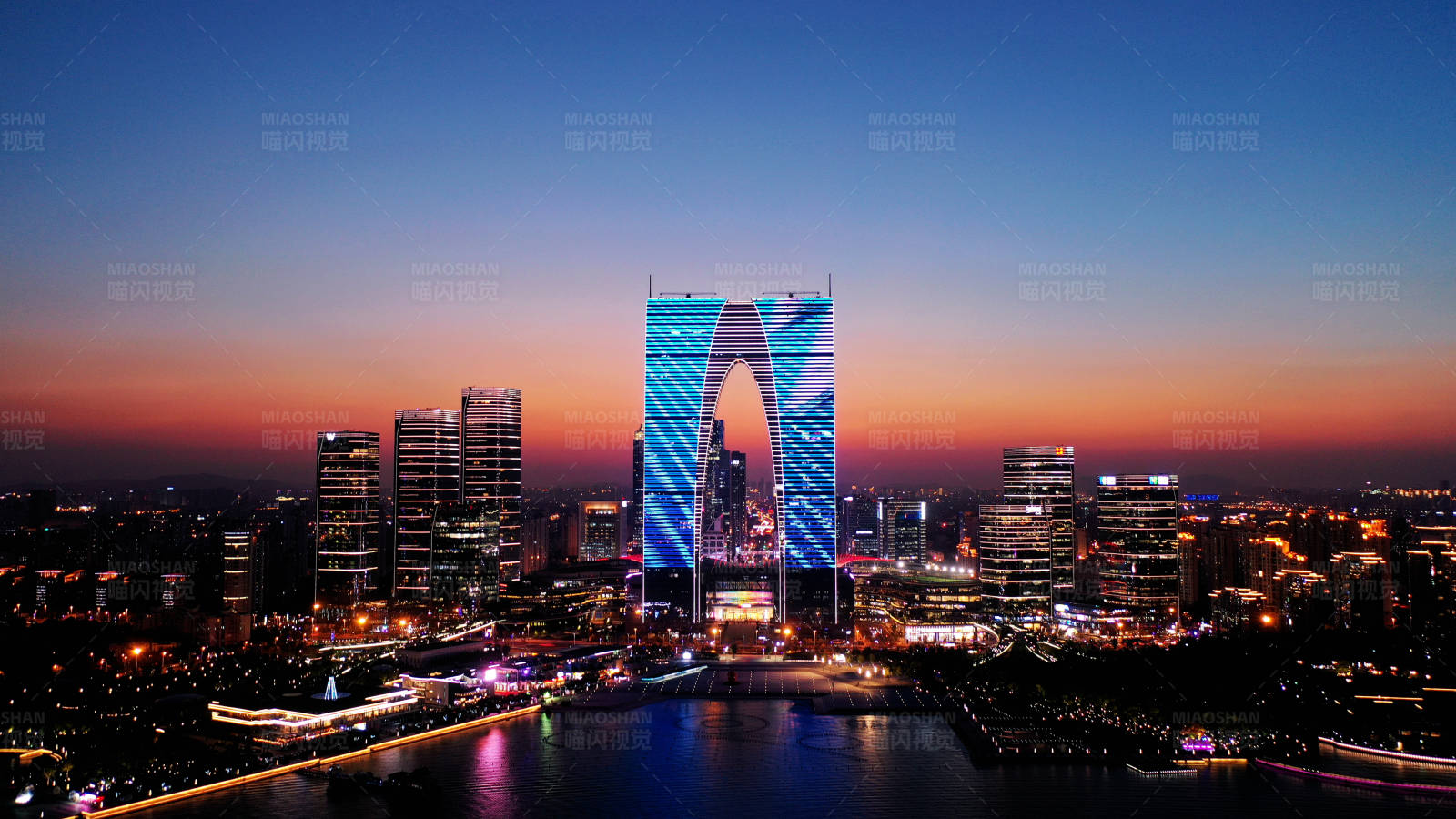 航拍苏州东方之门璀璨夜景图片