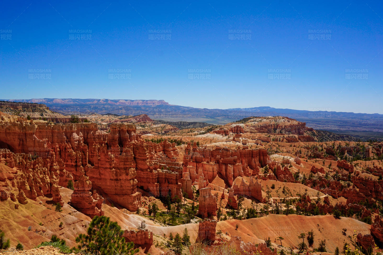 红色峡谷的壮丽景色图片