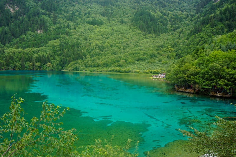 翡翠湖与青山图片