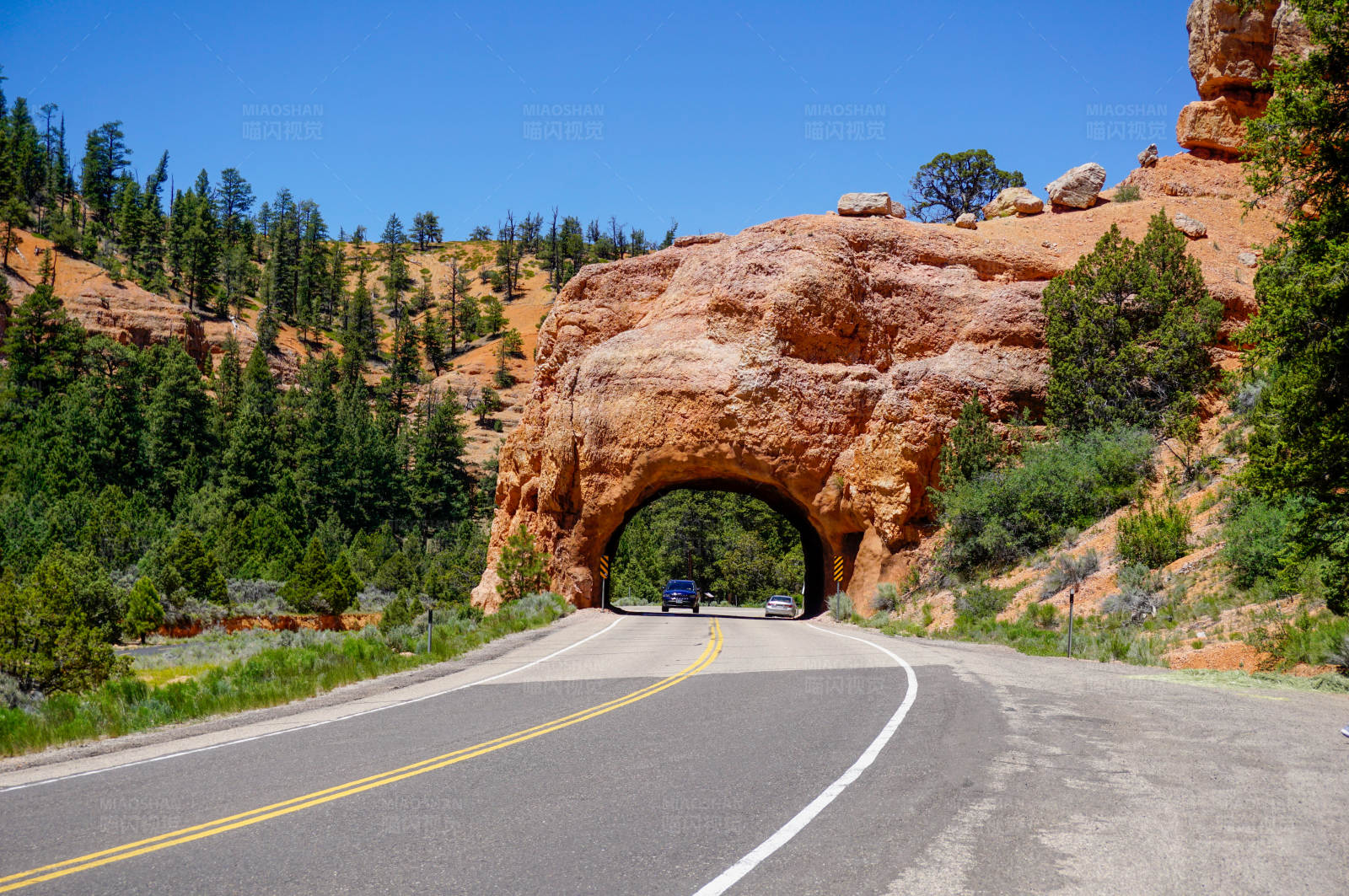 红岩拱门公路图片