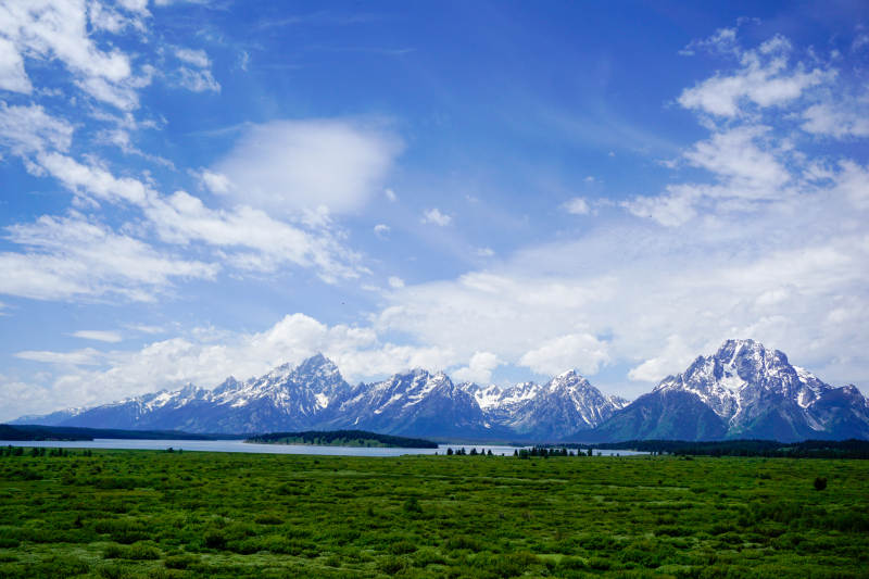 雪山草原蓝天图片
