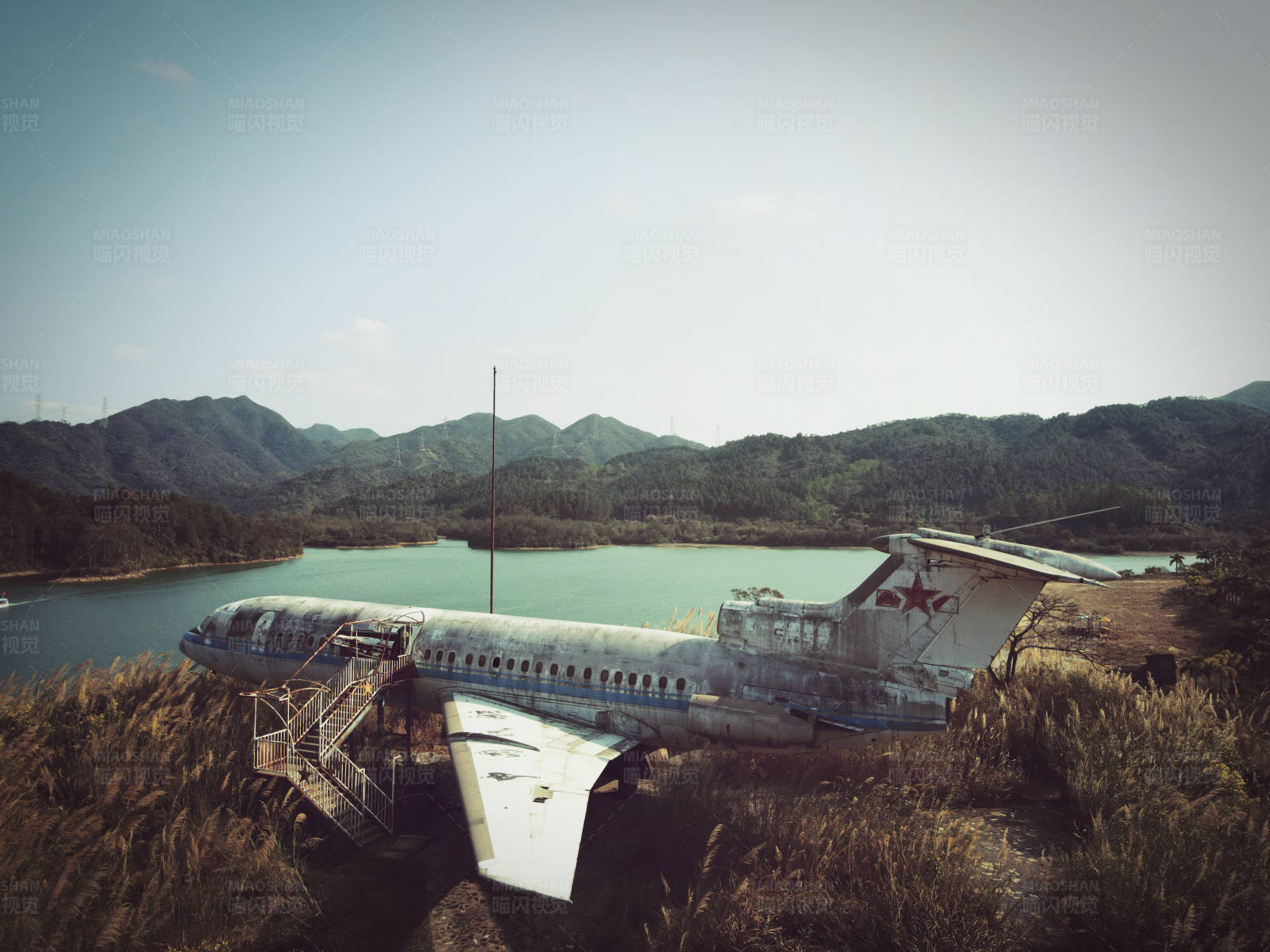 废弃飞机与山水图片