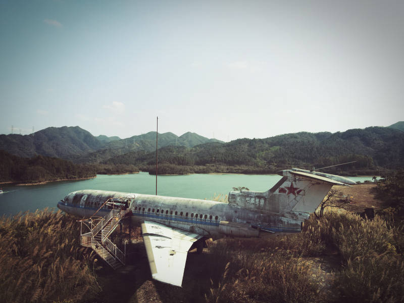 废弃飞机与山水图片