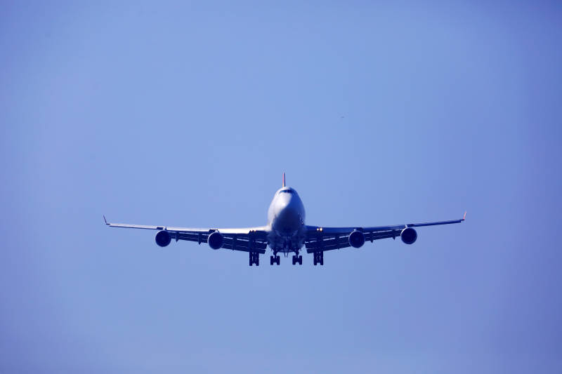 正在降落的宽体客机正面镜头图片