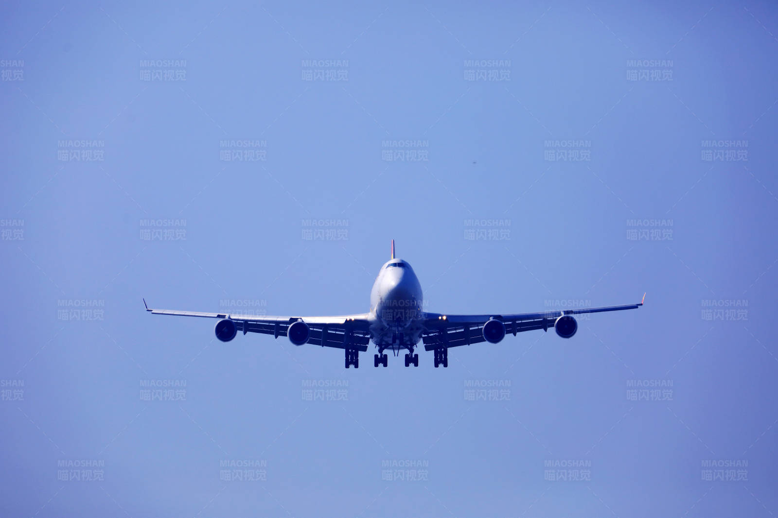 正在降落的宽体客机正面镜头图片