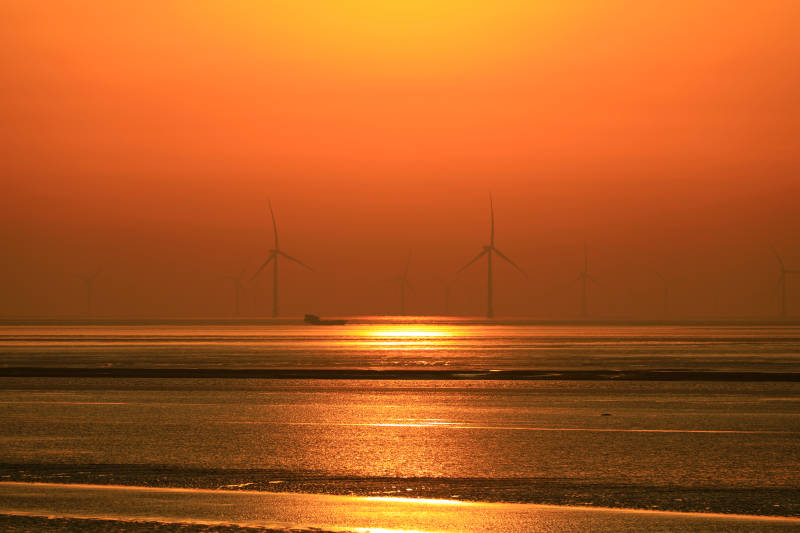 江苏东台海上风车日出美景图片